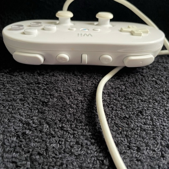 Nintendo White Wii Controller Set with MotionPlus used - Picture 8 of 9